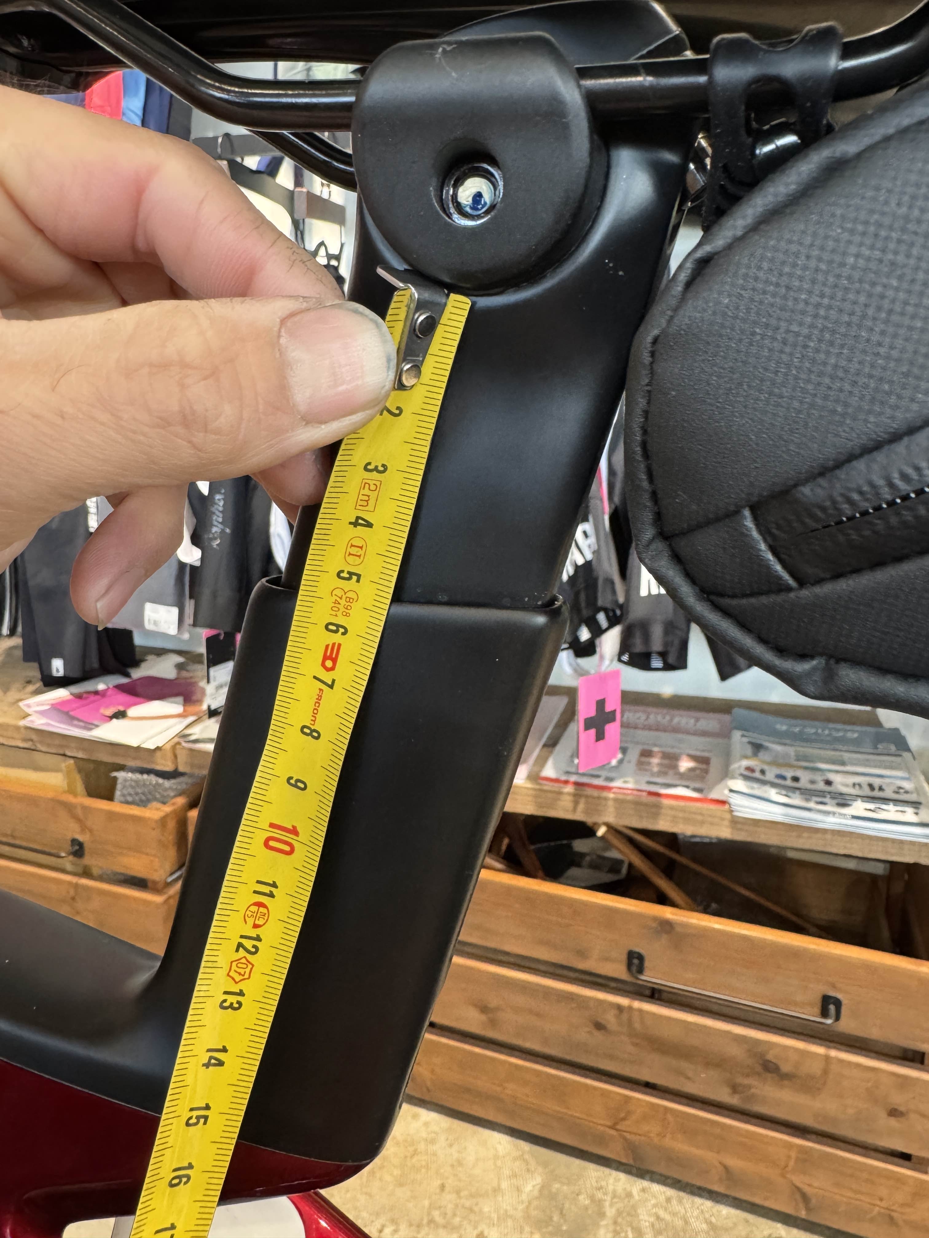 メジャーでサドルポストの高さを計測